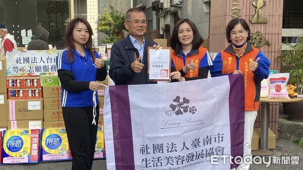 ▲大台南總工會攜手多個工會與民間團體寒冬送暖，捐贈年節物資關懷30戶職災與弱勢勞工家庭。（記者林東良翻攝，下同）