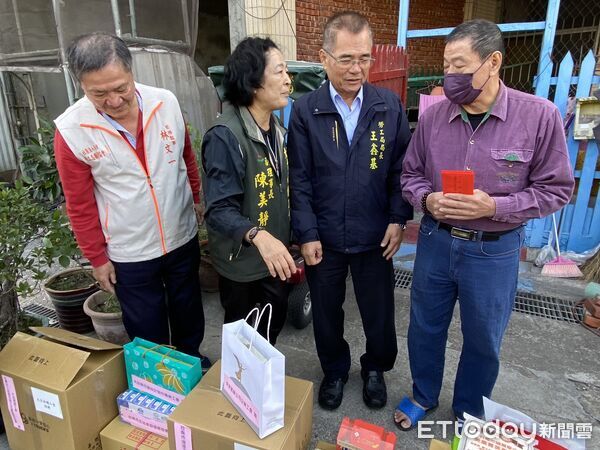 ▲大台南總工會攜手多個工會與民間團體寒冬送暖，捐贈年節物資關懷30戶職災與弱勢勞工家庭。（記者林東良翻攝，下同）