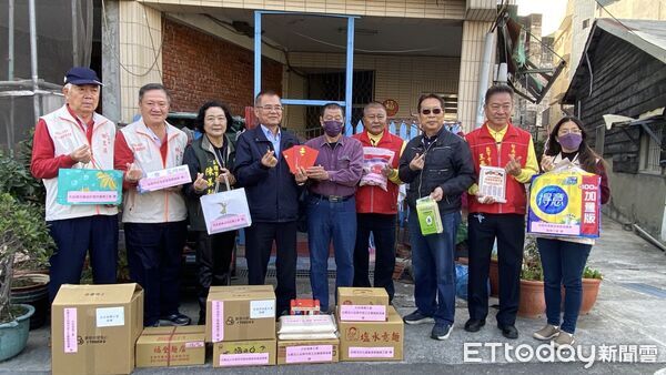 ▲大台南總工會攜手多個工會與民間團體寒冬送暖，捐贈年節物資關懷30戶職災與弱勢勞工家庭。（記者林東良翻攝，下同）