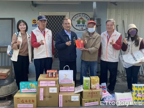 ▲大台南總工會攜手多個工會與民間團體寒冬送暖，捐贈年節物資關懷30戶職災與弱勢勞工家庭。（記者林東良翻攝，下同）