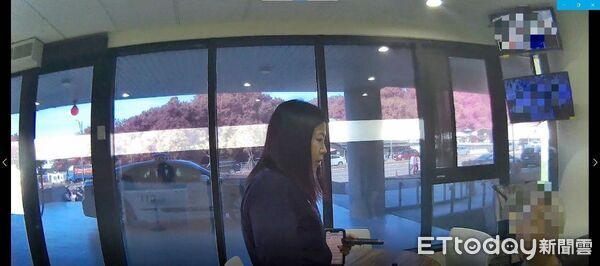 ▲中興派出所員警協助迷途長者，平安護送返家。（圖／記者楊晨東翻攝）