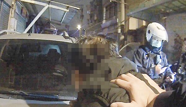 ▲桃園市游姓男子今天凌晨駕車行經桃園區民族路拒檢高速逃逸，警網圍捕到案時渾身酒味。（圖／桃園警方提供）