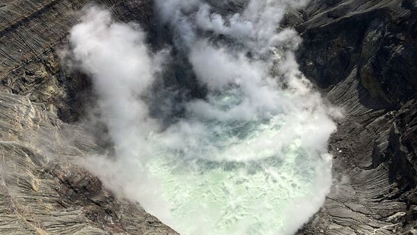 ▲▼搭直升機俯瞰阿蘇火山口視角。（圖／讀者授權提供，請勿翻攝，以免侵權）