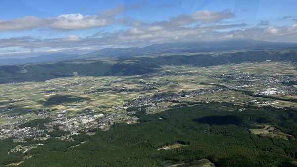 ▲▼搭直升機俯瞰阿蘇火山口視角。（圖／讀者授權提供，請勿翻攝，以免侵權）