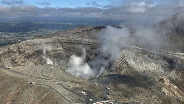 ▲▼搭直升機俯瞰阿蘇火山口視角。（圖／讀者授權提供，請勿翻攝，以免侵權）