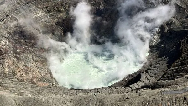 ▲▼搭直升機俯瞰阿蘇火山口視角。（圖／讀者授權提供，請勿翻攝，以免侵權）