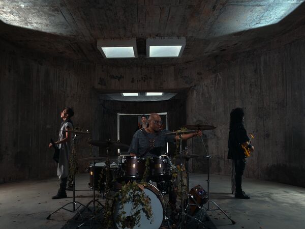 ▲▼ 信樂團《反派》MV 融合末日業科幻與暗黑童話風格。（圖／信世紀音樂提供）