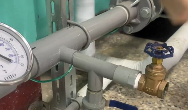 ▲鹿港高中結業式冷氣管突然噴水。（圖／民眾提供 翻攝自threads／adomin_chenbo0629提供）