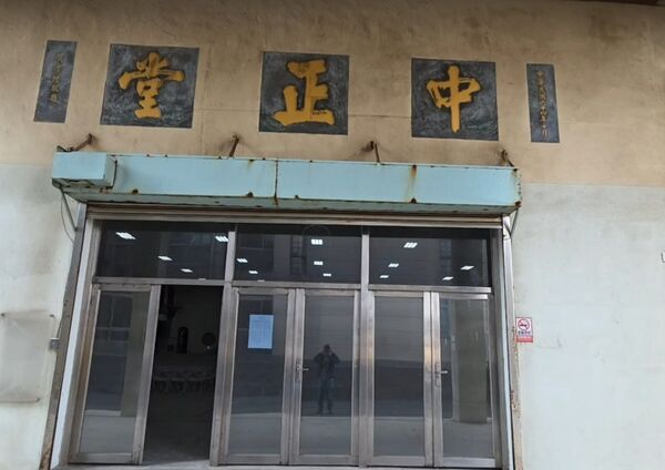 ▲鹿港高中結業式冷氣管突然噴水。（圖／民眾提供 翻攝自threads／adomin_chenbo0629提供）