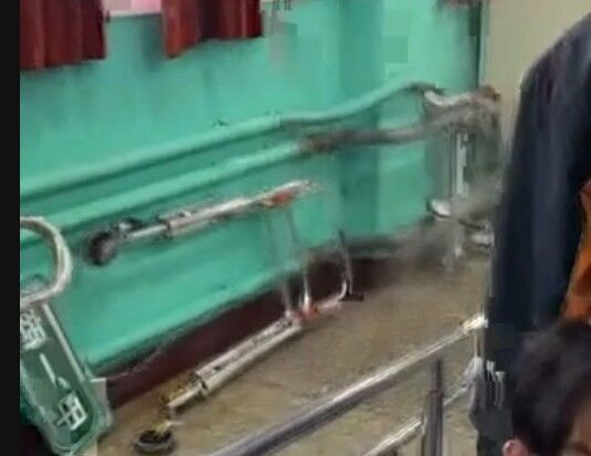 ▲鹿港高中結業式冷氣管突然噴水。（圖／民眾提供 翻攝自threads／adomin_chenbo0629提供）