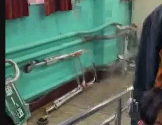 ▲鹿港高中結業式冷氣管突然噴水。（圖／民眾提供 翻攝自threads／adomin_chenbo0629提供）