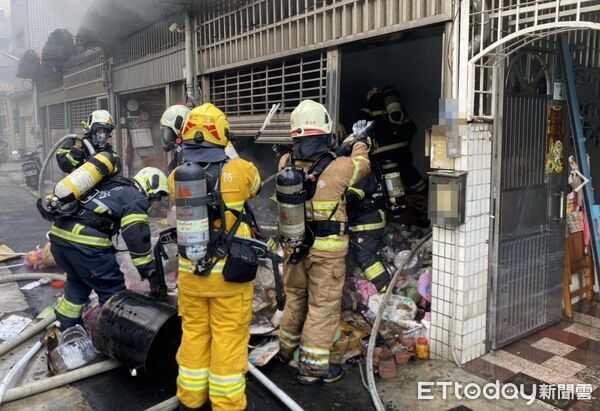 ▲▼前鎮區今日上午發生民宅火警，消防局獲報後，立即派遣13輛消防車及25名人員前往現場搶救。（圖／記者吳世龍翻攝）