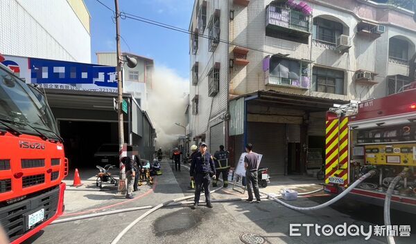 ▲▼前鎮區今日上午發生民宅火警，消防局獲報後，立即派遣13輛消防車及25名人員前往現場搶救。（圖／記者吳世龍翻攝）