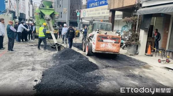 ▲台南市中西區五妃街路口再度發生道路塌陷，市府單位進駐現場持續監控並進行灌漿作業。（圖／記者林東良翻攝，下同）