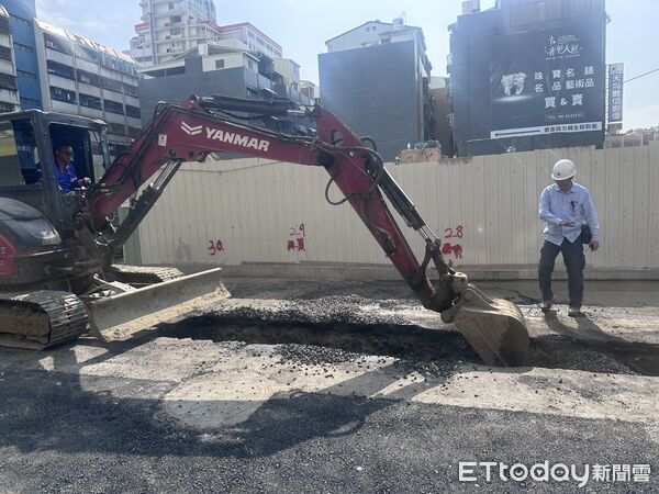 ▲台南市中西區五妃街路口再度發生道路塌陷，市府單位進駐現場持續監控並進行灌漿作業。（圖／記者林東良翻攝，下同）