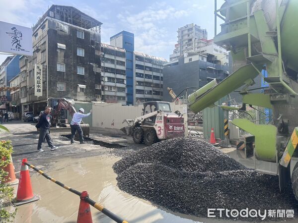 ▲台南市中西區五妃街路口再度發生道路塌陷，市府單位進駐現場持續監控並進行灌漿作業。（圖／記者林東良翻攝，下同）