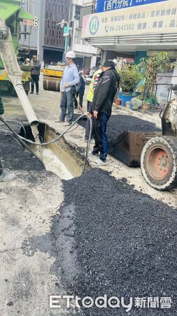 ▲台南市中西區五妃街路口再度發生道路塌陷，市府單位進駐現場持續監控並進行灌漿作業。（圖／記者林東良翻攝，下同）