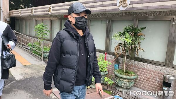 ▲▼藝人王大陸與女友闕沐軒涉犯《個資法》等罪嫌，新北地院21日辯論終結，2人與綽號「小阿俊」的共犯陳子俊均不回應媒體發問。（圖／記者黃哲民攝）