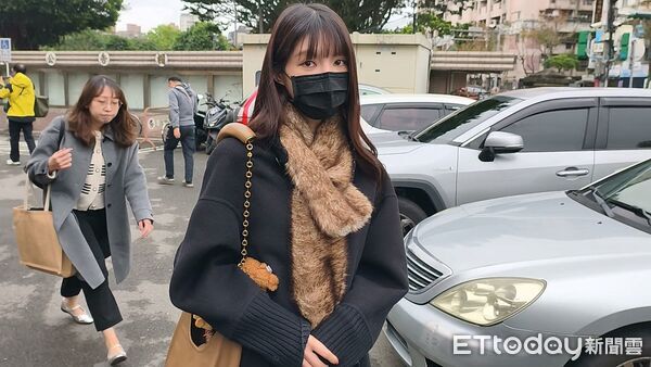 ▲▼藝人王大陸與女友闕沐軒涉犯《個資法》等罪嫌，新北地院21日辯論終結，2人與綽號「小阿俊」的共犯陳子俊均不回應媒體發問。（圖／記者黃哲民攝）