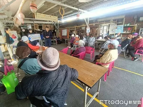 ▲都蘭派出所於興昌友善關懷據點，向長者宣導行人交通安全。（圖／記者楊晨東翻攝）