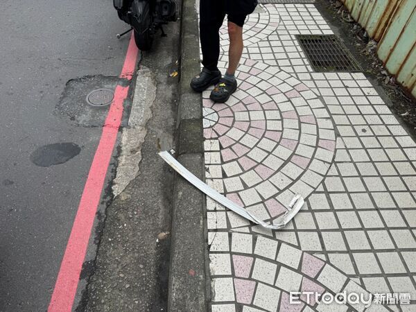 ▲▼機車行車記錄器拍下路面出現的鋁製條狀物，騎士緊急剎車後遭後方公車追撞，導致騎士左膝蓋擦挫傷，害肇事的鋁製不明條狀物             。（圖／記者陳以昇翻攝）