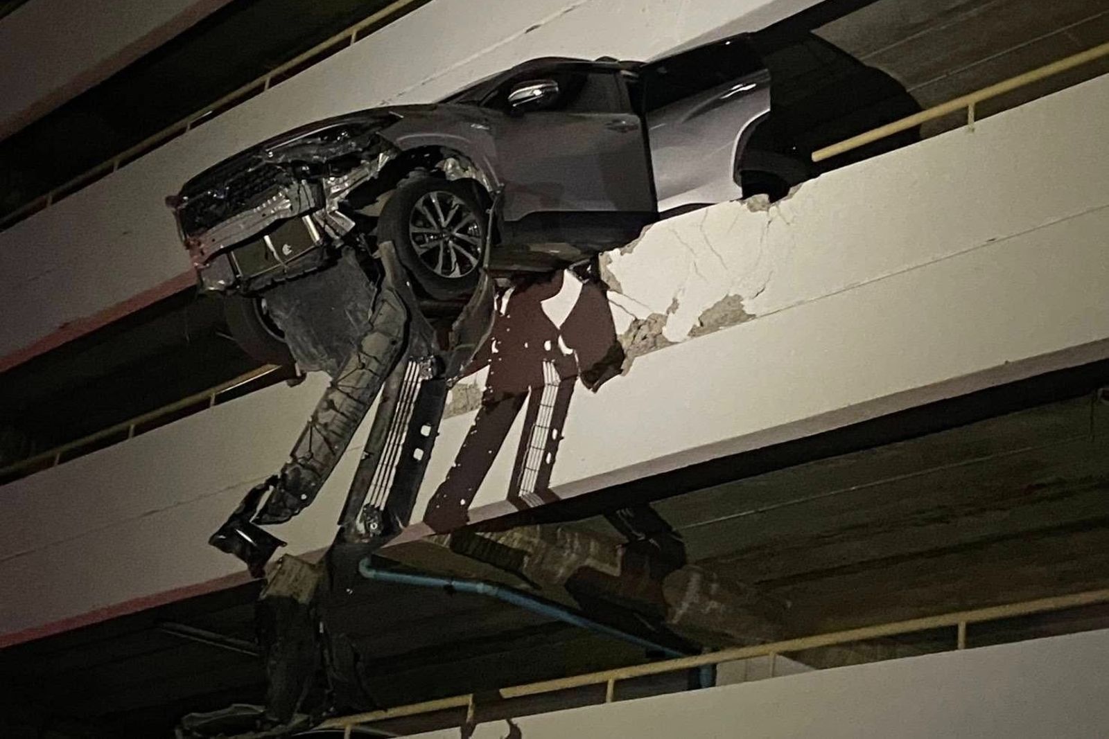 停車場驚魂！駕駛誤踩油門衝破牆　懸掛3樓高空「奇蹟死裡逃生」