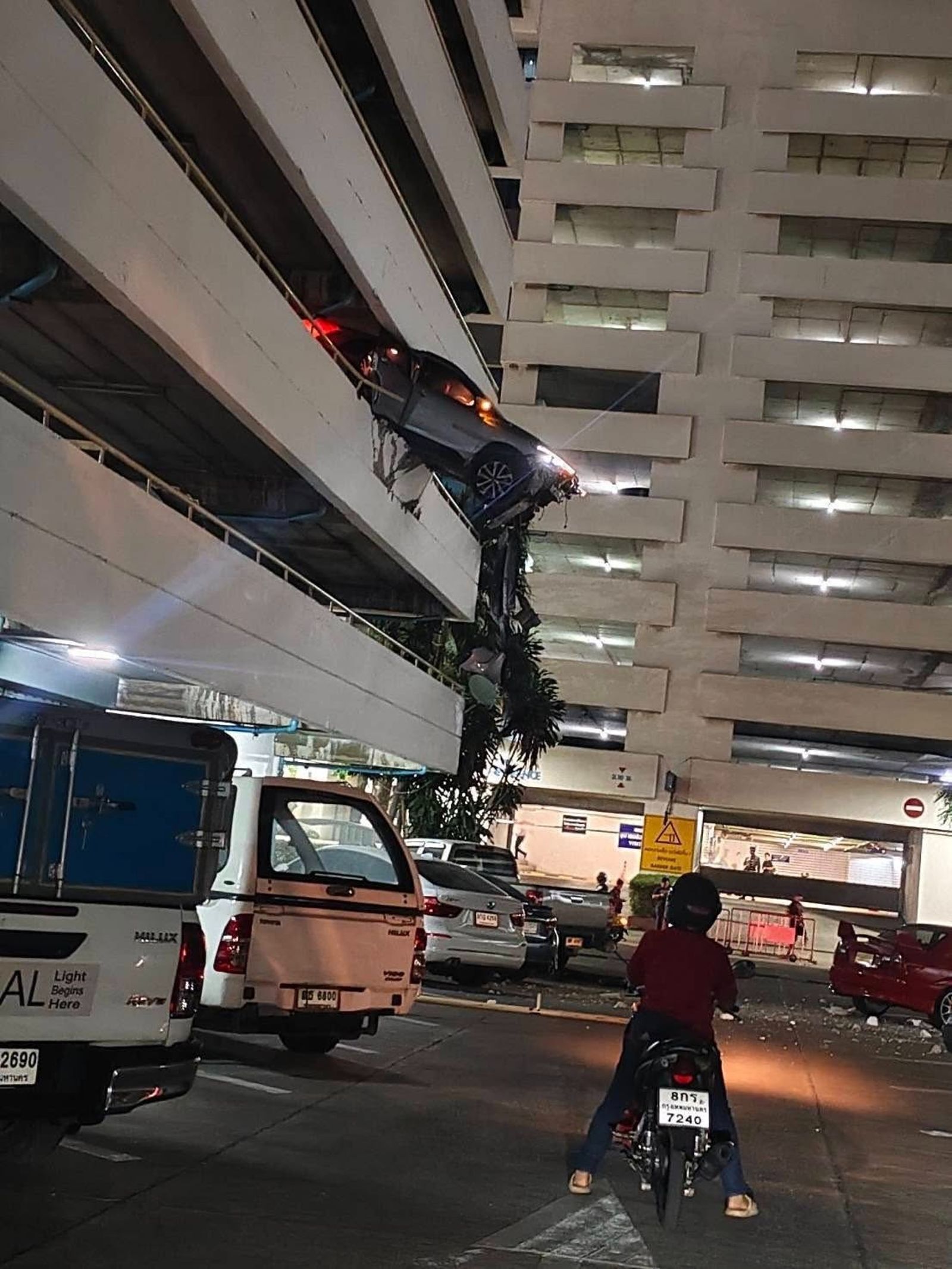 停車場驚魂！駕駛誤踩油門衝破牆　懸掛3樓高空「奇蹟死裡逃生」