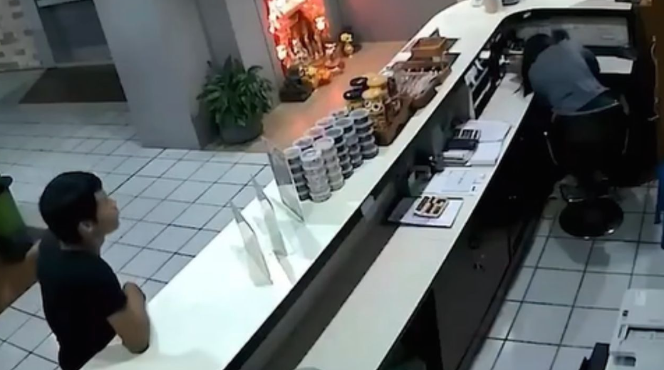 ▲▼飯店女櫃台遭「鐵棒爆頭」亡！男友視訊ing。（圖／翻攝自The Thaiger）