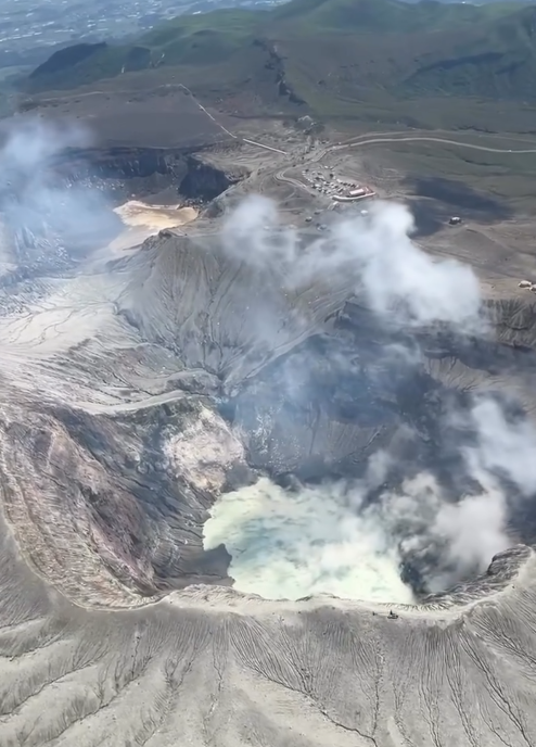 ▲▼阿蘇火山空拍畫面 。（圖／pangwun提供，請勿隨意翻拍，以免侵權。）