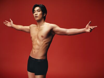 婁峻碩破尺度脫光了！　全身只剩內褲「超狂猛肌」全看光