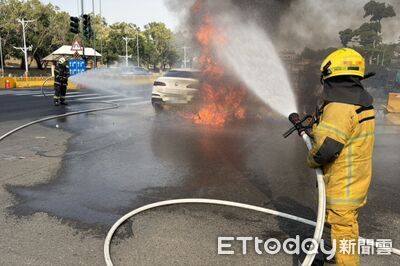 高雄BMW「校門口變火球」！狂竄濃煙還傳爆炸聲　嚇壞目擊者