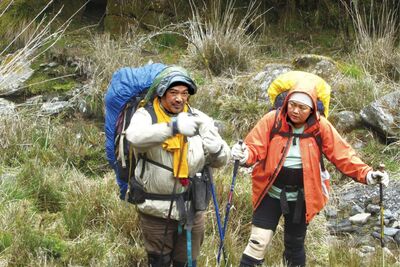 巴奈罕見曝光「與老公甜蜜合照」！　每年背逾30公斤上山...背後有洋蔥