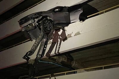 停車場驚魂！駕駛誤踩油門衝破牆　懸掛3樓高空「奇蹟死裡逃生」