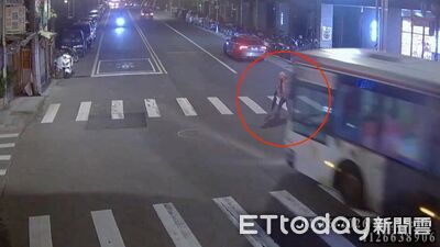 新店婦遭公車撞飛一度命危！司機「完全沒看到」　驚悚瞬間曝
