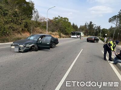 金門2車對撞！64歲女駕駛越線逆衝　車輪噴飛頸部不適送醫