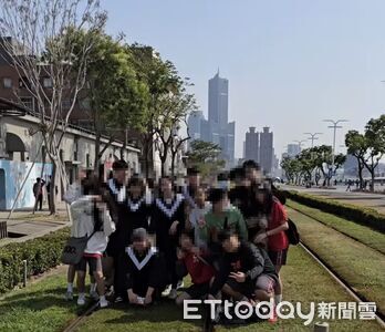 最貴畢業照！大學生闖輕軌軌道拍學士照　遭勸竟回：車來會走