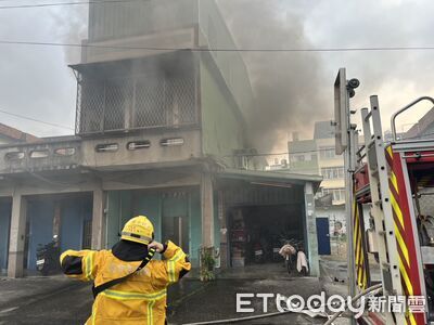 快訊／高雄大寮透天厝火警　屋主受困2樓獲救送醫