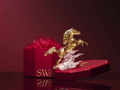 施華洛世奇水晶駿馬奔騰　擺件閃爆身價高達70萬