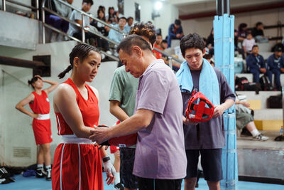 看《恨女》哭到脫水！社恐女星豁出去　停紅燈「轉頭搭訕騎士」夥伴看傻