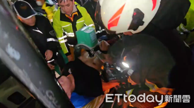 基隆勇消「摘面罩救人」！3度闖火場殉職　同仁悲喊：詹能傑起來