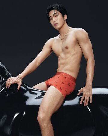 ▲▼ 婁峻碩大展苦練肌群。（圖／Calvin Klein 提供）