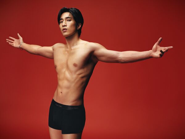 ▲▼ 婁峻碩只穿內褲入鏡。（圖／Calvin Klein 提供）