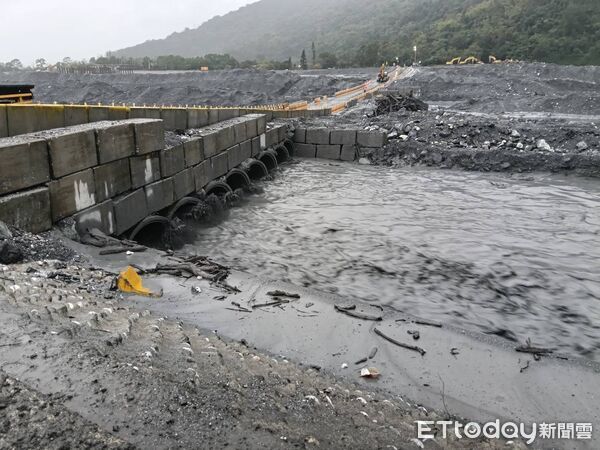 ▲▼花蓮縣馬太鞍溪堰塞湖洪災造成周邊道路及相關公共設施大面積破壞。（圖／記者王兆麟翻攝資料照片，下同）