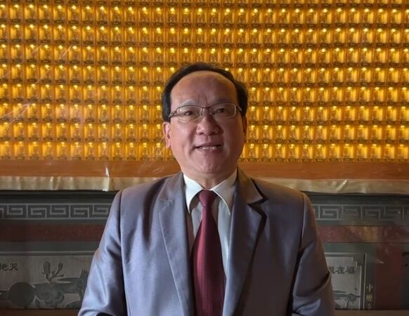 ▲命理大師楊登嵙博士說明點燈功效。（圖／楊登嵙提供）