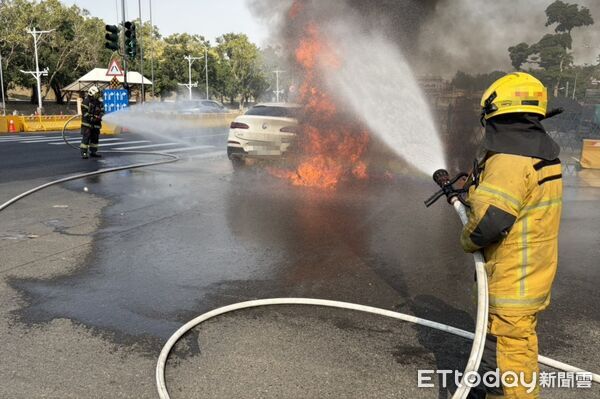 ▲▼高雄休旅車「校門口變火球」！驚悚畫面曝　傳爆炸聲嚇壞目擊者。（圖／記者賴文萱翻攝）