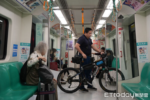 ▲▼高雄捷運調整腳踏車搭乘政策。（圖／記者許宥孺翻攝）