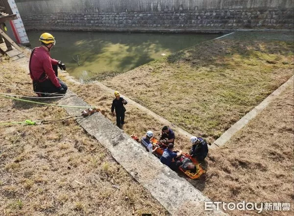 ▲▼鼓山區今日下午發生一起民眾跌落滯洪池意外事件，消防人員架設繩索進行救援，初步檢傷，吳男左小腿骨折，無生命危險。（圖／記者吳世龍翻攝）