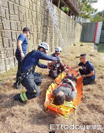 ▲▼鼓山區今日下午發生一起民眾跌落滯洪池意外事件，消防人員架設繩索進行救援，初步檢傷，吳男左小腿骨折，無生命危險。（圖／記者吳世龍翻攝）