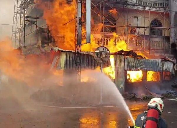 ▲彰化竹塘鄉一間正在整修中的瓦斯行突然起火燃燒。（圖／民眾提供）