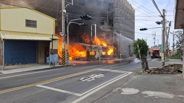 ▲彰化竹塘鄉一間正在整修中的瓦斯行突然起火燃燒。（圖／民眾提供）